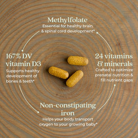 Comprimés de vitamines prénatales New Chapter sur une table