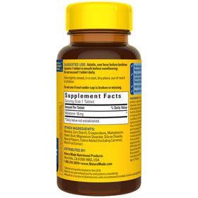 Comprimés dissolvants Nature Made Melatonin 10 mg avec un verre d'eau à côté