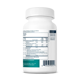 Comprimés fondants de la multivitamine sur une surface blanche