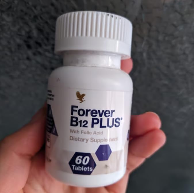 Comprimés Forever Living B12 Plus sur une surface blanche