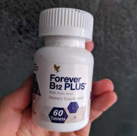 Comprimés Forever Living B12 Plus sur une surface blanche
