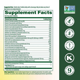 Comprimés MegaFood Multivitamine Avancée Femme 40+ sur une table