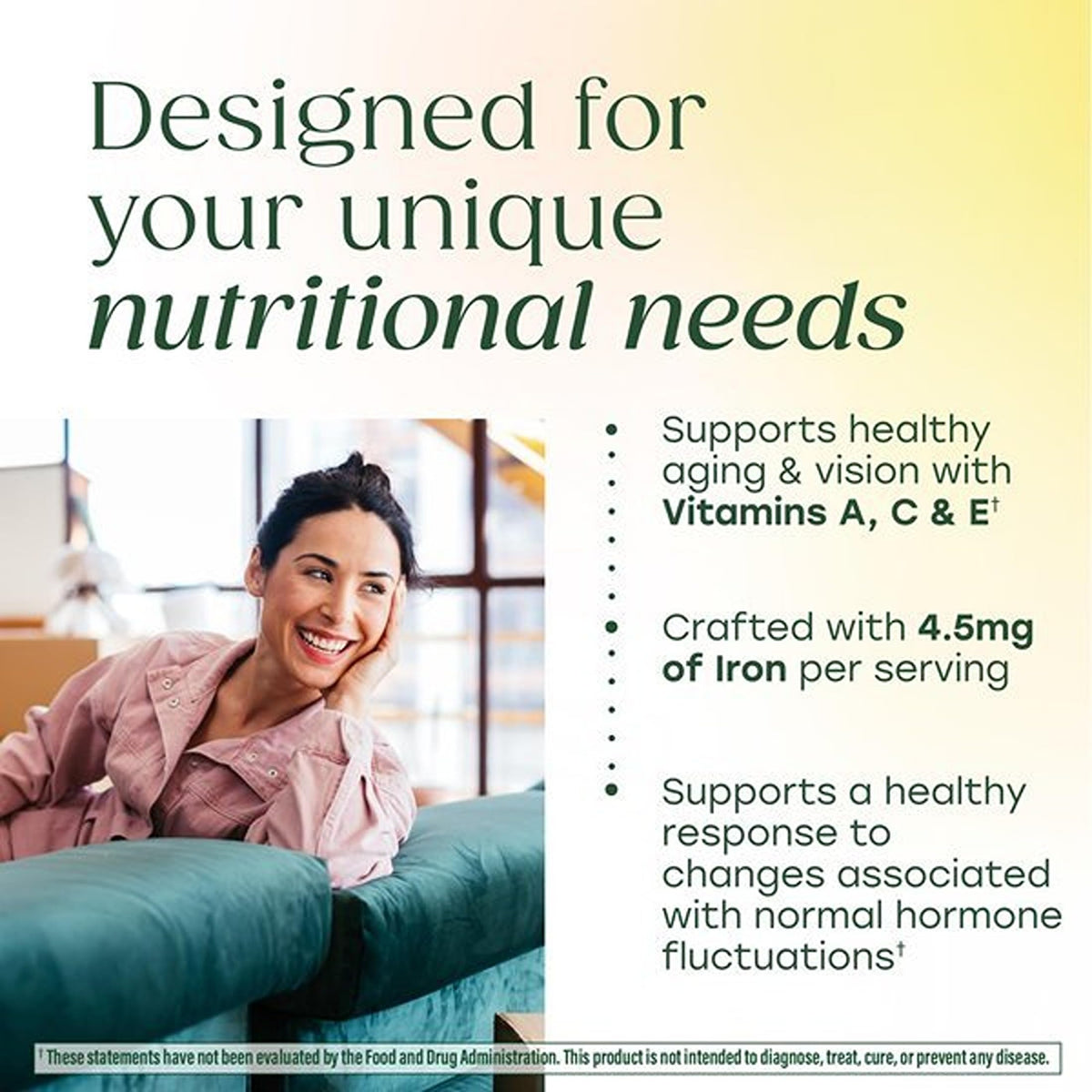 Comprimés MegaFood Multivitamine One Daily Femme 40+ dans une main