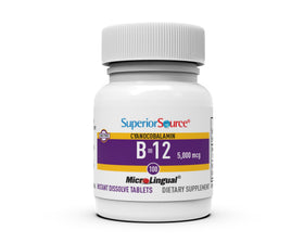 Comprimés Methylcobalamin B12 sur une surface blanche