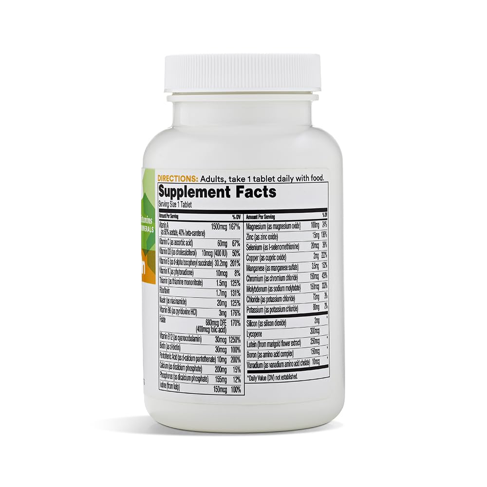 Comprimés multivitamines 365 by Whole Foods Market sur une surface blanche