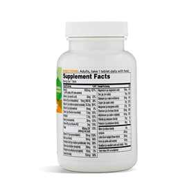 Comprimés multivitamines 365 by Whole Foods Market sur une surface blanche