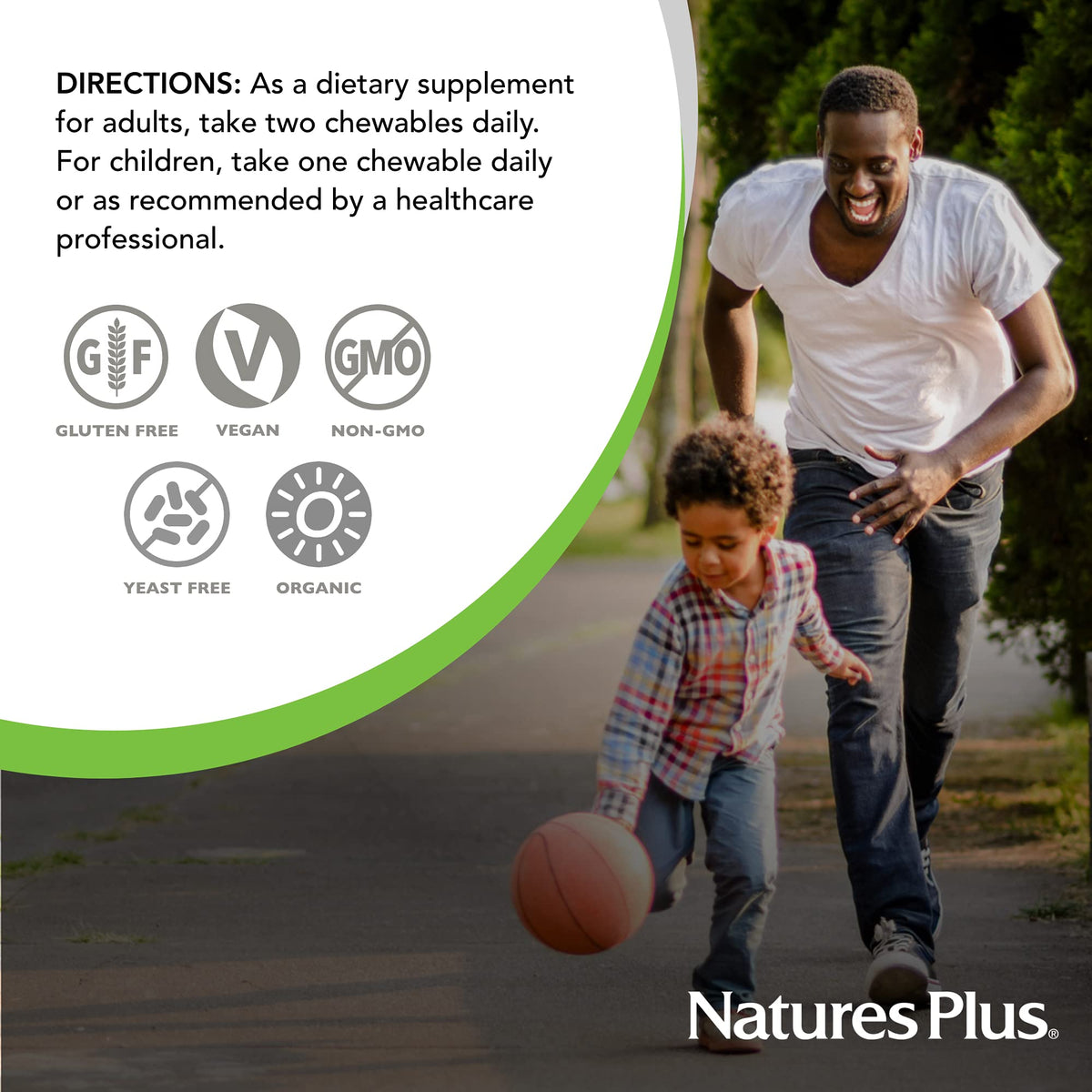 Comprimés Nature's Plus dans une main, prêts à être consommés