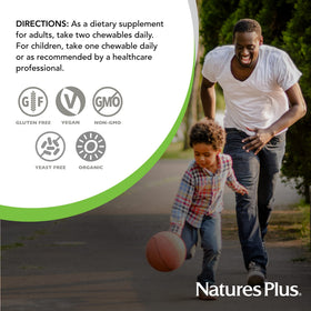 Comprimés Nature's Plus dans une main, prêts à être consommés
