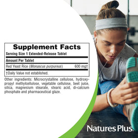 Comprimés NaturesPlus Riz Rouge sur une surface blanche