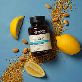 Comprimés Nutri-Calm Nature's Sunshine sur une surface blanche