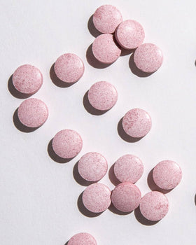 Comprimés Ora Organic B12 1500mcg dans une main