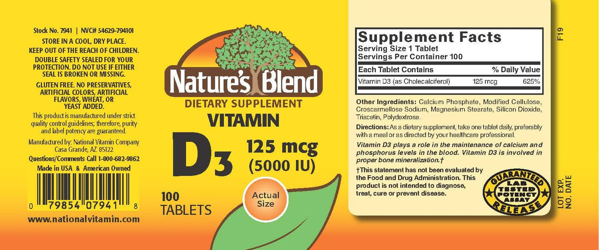 Comprimés solides Nature's Blend Vitamine D3 5000 IU sur une surface blanche