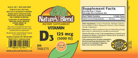 Comprimés solides Nature's Blend Vitamine D3 5000 IU sur une surface blanche