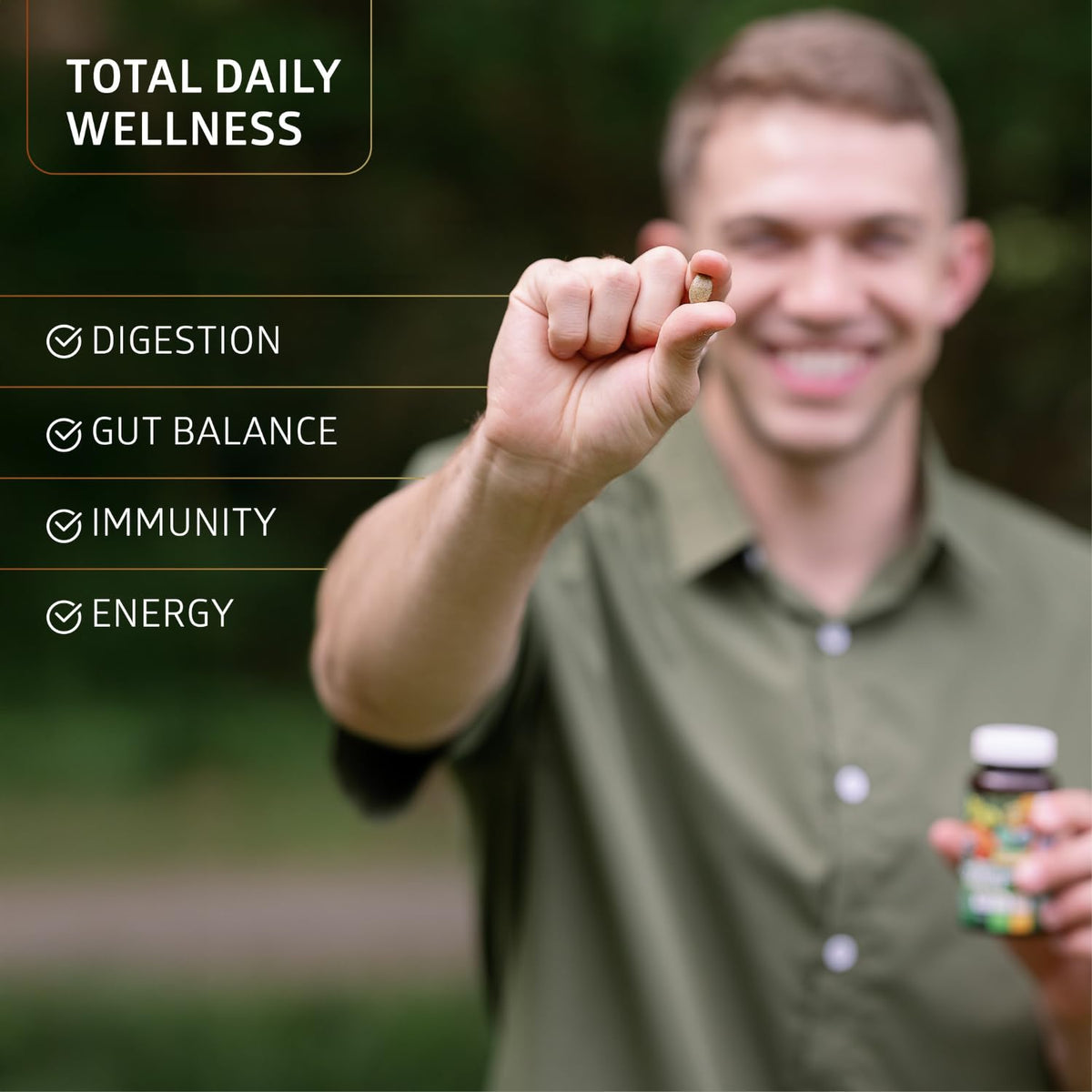Comprimés Superfood Greens avec une cuillère pour montrer la taille