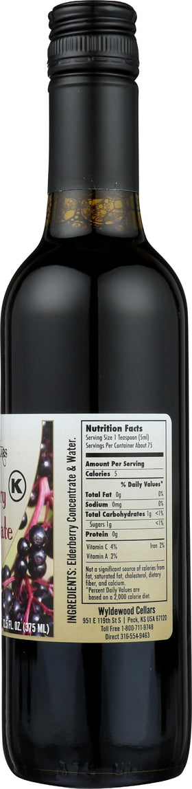 Concentré de jus de sureau Wyldewood Cellars avec verre à côté