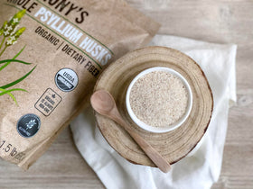 Coques de psyllium bio Anthony's 703g, présentation sur une table