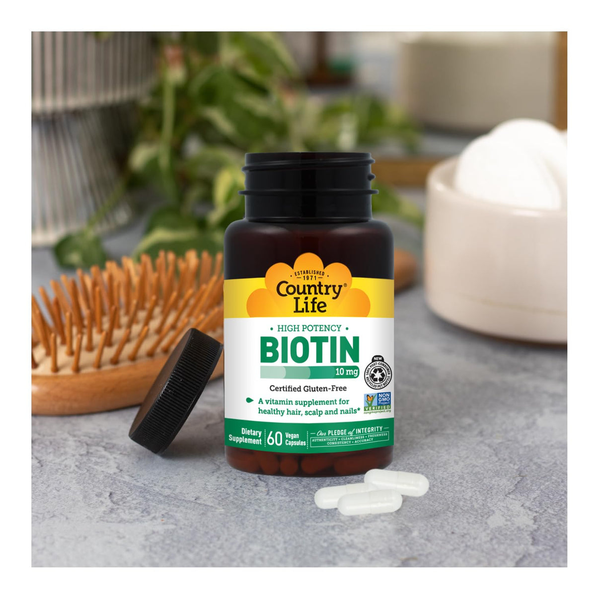 Country Life Biotin 10 000 mcg capsules vegan sur une table