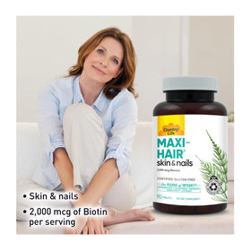 Country Life Maxi-Hair 2000 mcg Biotine avec des ingrédients naturels en arrière-plan