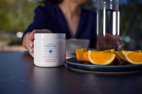 Créatine Isagenix sur une table de gym