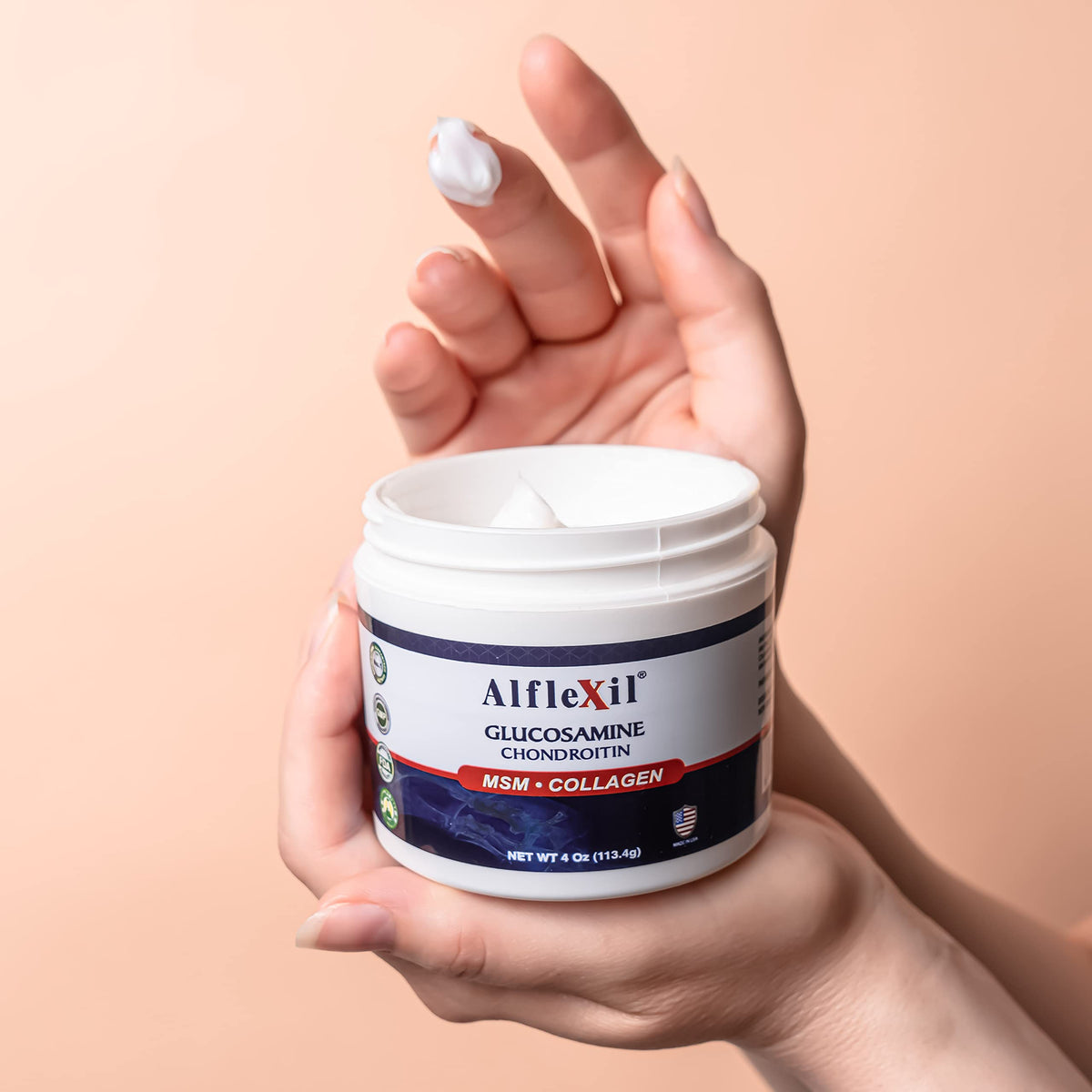 Crème Alflexil appliquée sur la peau, montrant sa texture légère