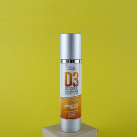 Crème de vitamine D3 10000UI sur un fond neutre