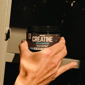 Creusez la poudre de créatine ONNIT sur une balance