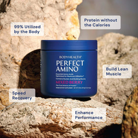 Cuillère de BodyHealth PerfectAmino Poudre dans un verre d'eau