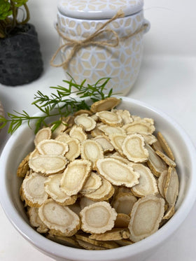 DABC OAK LAND Ginseng Américain en Tranches sur une table en bois