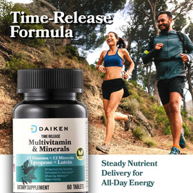 DAIKEN Multivitamines Mini, comprimés à côté d'une assiette de fruits