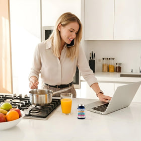 daily wellness Complément Alimentaire 6-en-1 avec une main tenant le flacon