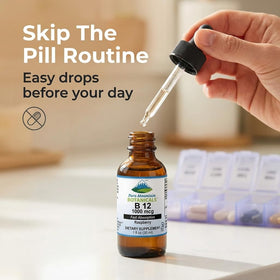 Dépôt de gouttes de vitamine B12 Pure Mountain Botanicals dans une cuillère
