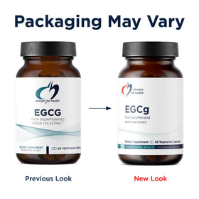 Designs for Health EGCg 60 capsules sur une table en bois