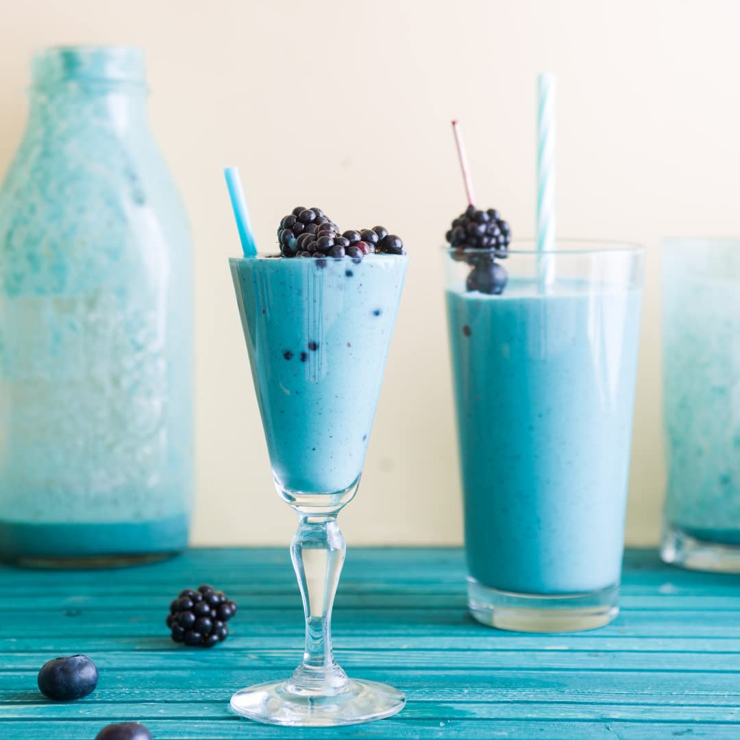 Dessert coloré préparé avec la poudre de spiruline bleue
