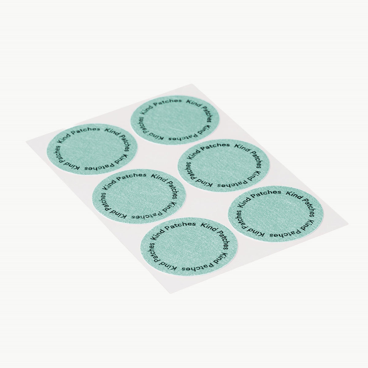 Détail d'un patch Unpuff de Kind Patches sur un fond blanc