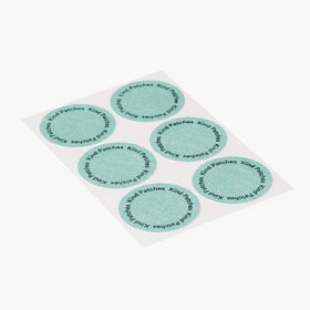 Détail d'un patch Unpuff de Kind Patches sur un fond blanc