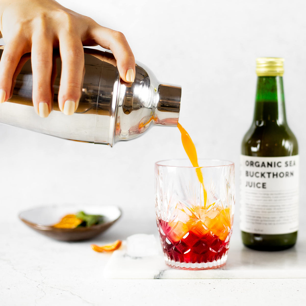 Détail de la bouteille en verre recyclable de jus de baies de sorbier