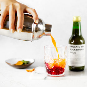 Détail de la bouteille en verre recyclable de jus de baies de sorbier
