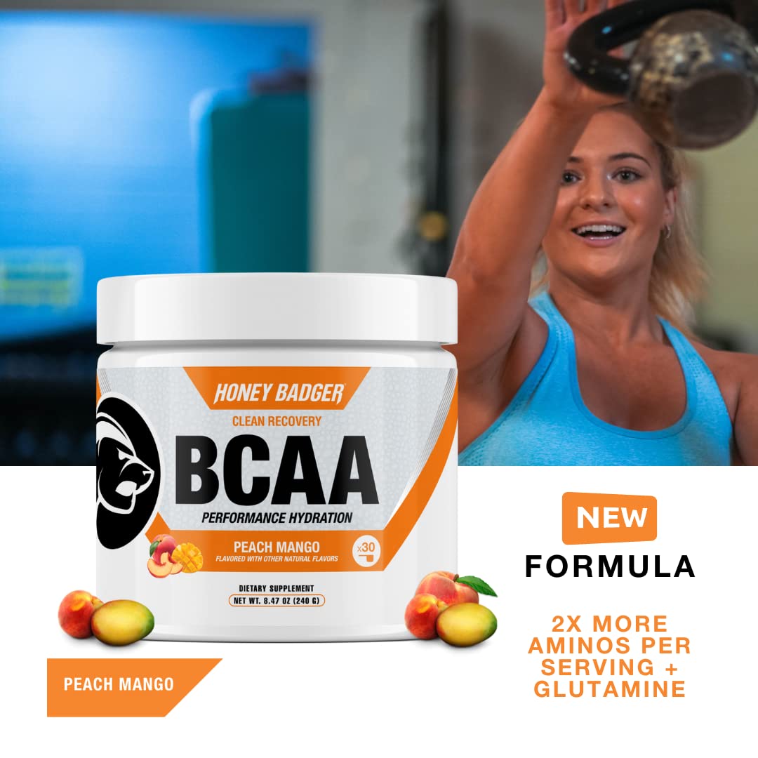 Détail de la poudre d'acides aminés Honey Badger BCAA + EAA dans un verre d'eau