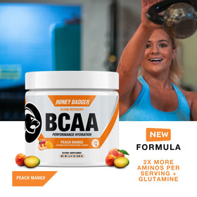 Détail de la poudre d'acides aminés Honey Badger BCAA + EAA dans un verre d'eau