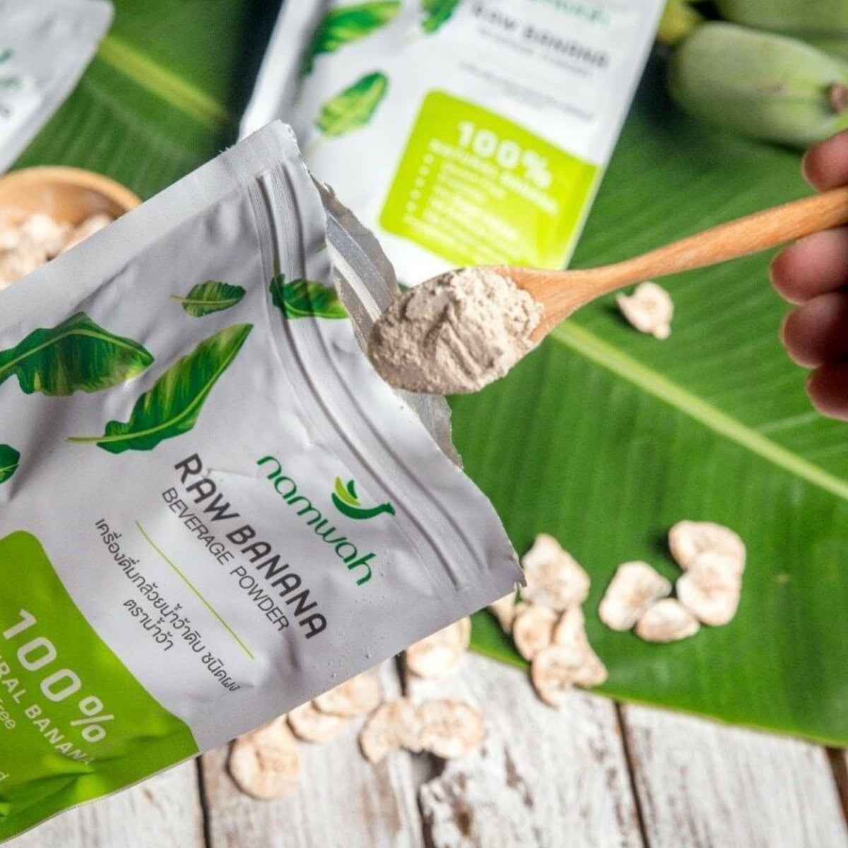 Détail de la poudre de banane verte namwah dans une cuillère
