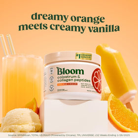 Détail de la poudre de colostrum bovin Bloom Nutrition avec cuillère
