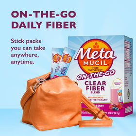 Détail de la poudre de fibre Metamucil dans un verre