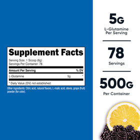 Détail de la poudre de L-Glutamine Nutricost dans un verre