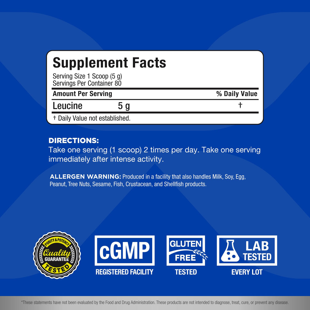 Détail de la poudre de leucine ALLMAX dans un bol