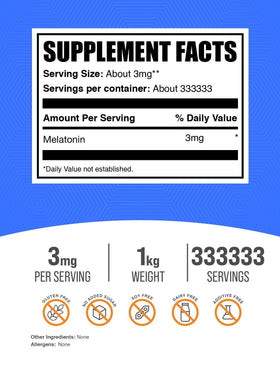 Détail de la poudre de mélatonine BulkSupplements dans un verre d'eau