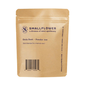 Détail de la poudre de racine d'orris Smallflower dans un sachet en kraft