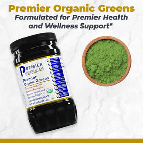 Détail de la poudre de super aliments Premier Organic Greens avec cuillère
