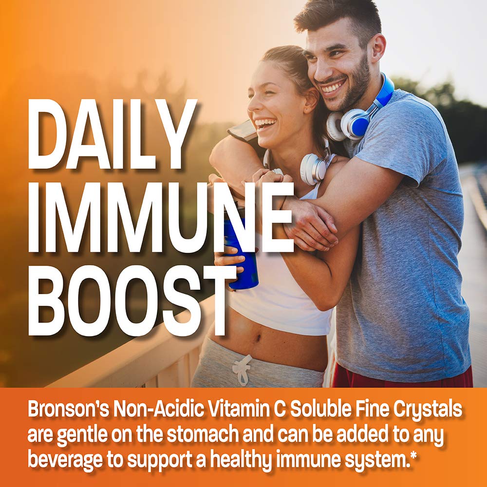 Détail de la poudre de vitamine C Bronson sur une cuillère