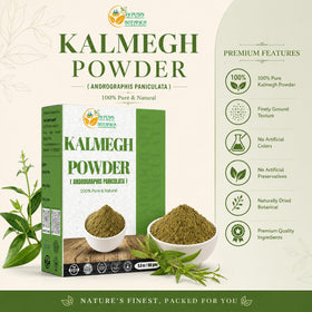 Détail de la poudre Kalmegh finement moulue dans un bol