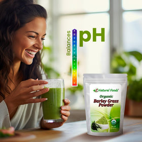 Détail de la texture de la poudre d'herbe d'orge bio Z Natural Foods